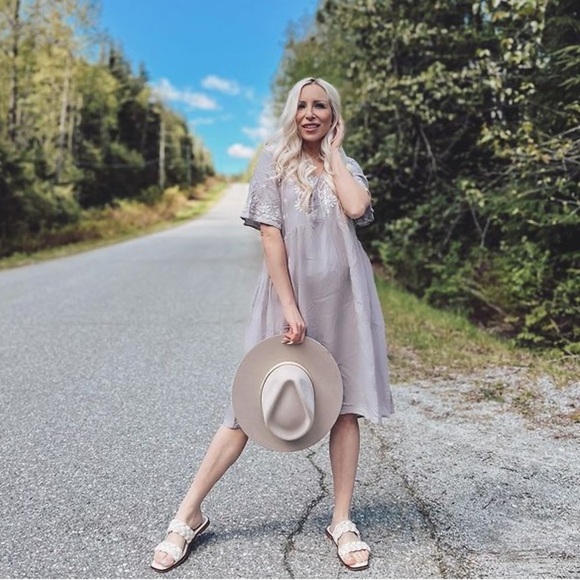 Pinkblush embroidered v neck dress with pockets nwot - Picture 4 of 5